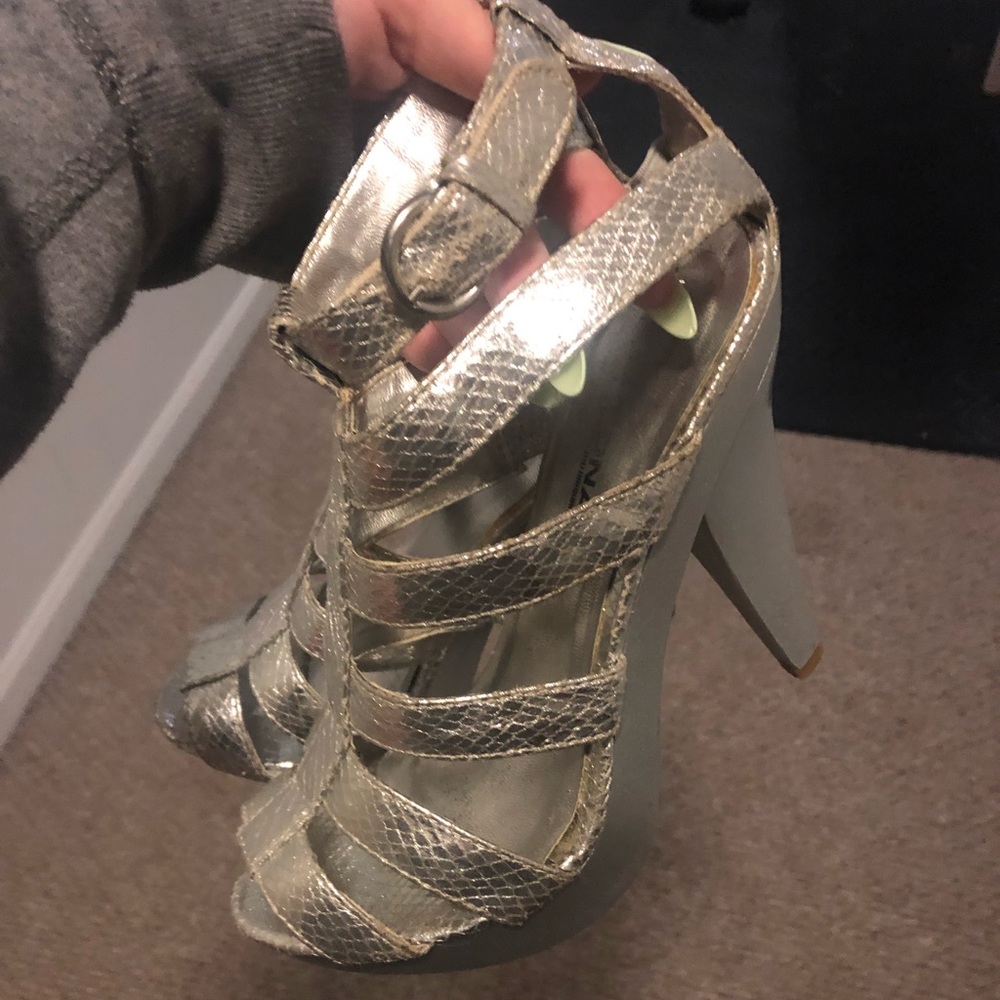 Silver heels 👠
